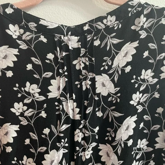 Old Navy Black linen shorts with floral top - Picture 4 of 16